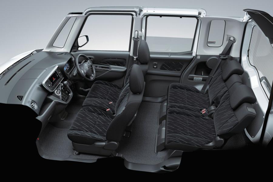 Интерьер Mitsubishi eK Space Custom 2016 года  (фото 5 из 10)